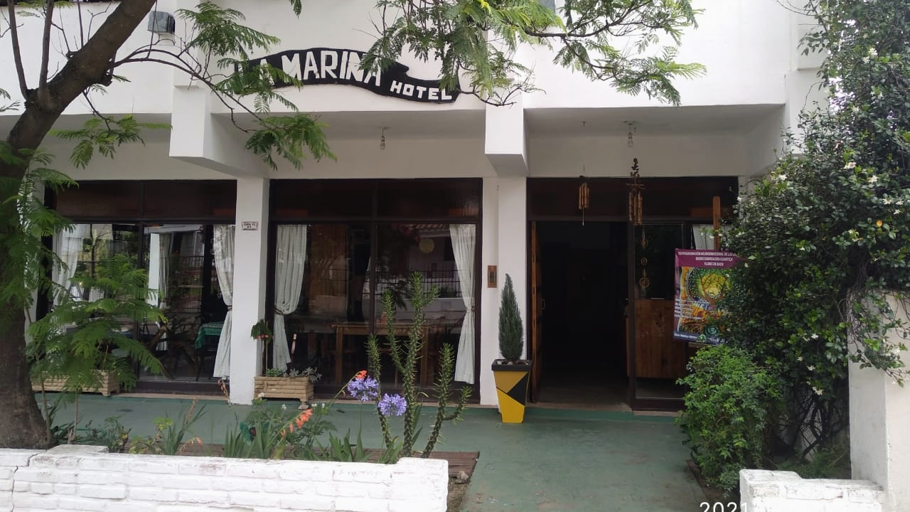 Fachada del Hotel la Marina, con su cartel y jardín de entrada en Villa Carlos Paz