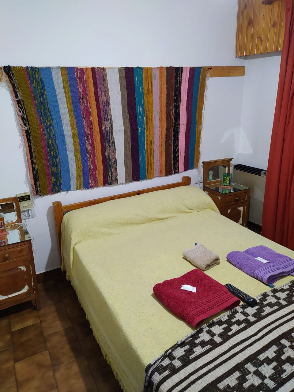 Habitación del Hotel la Marina con cama matrimonial y tejido artesanal cordobés
